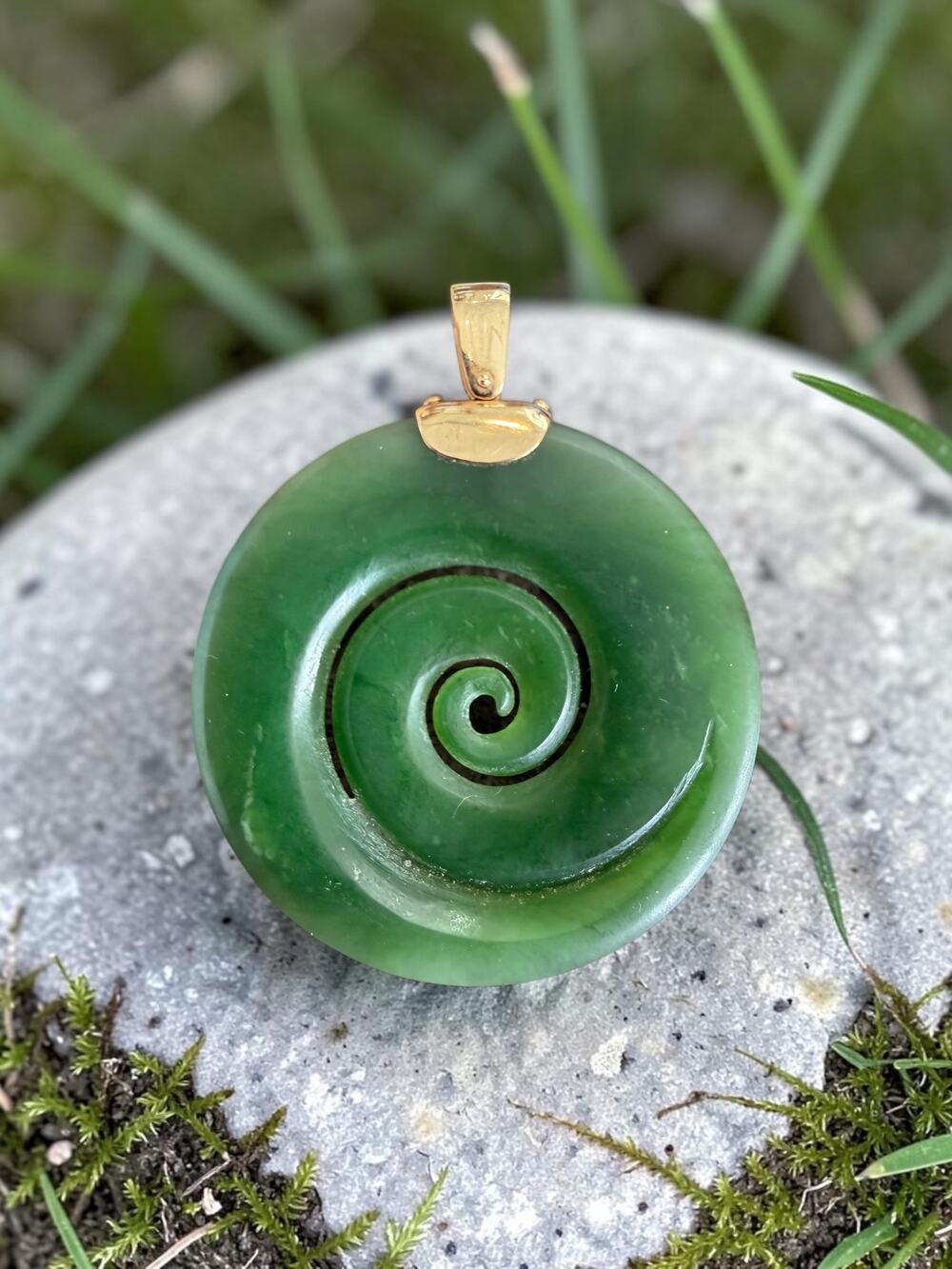 Vintage 14k gold pounamu spiral pendant carved disc swirl motif - Picture 3 of 5